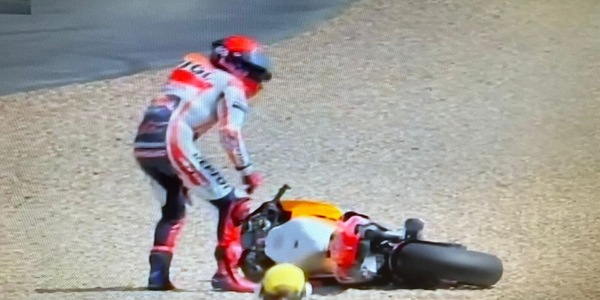 Marquez, stavolta il sorpasso va male: cade a Le Mans a 2 giri dalla fine!