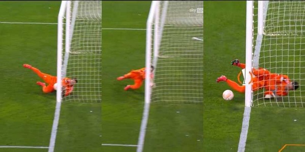 Szczesny, strepitosa parata sulla linea dopo il colpo di testa di Ocampos