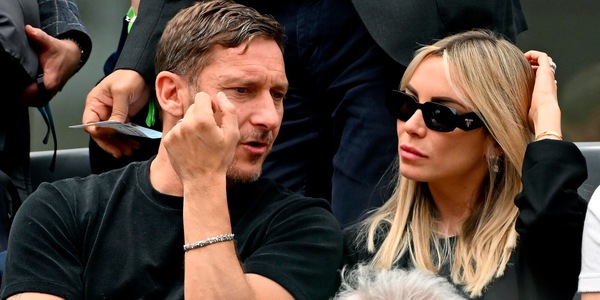 Totti e Noemi, l’amore è indossare le stesse scarpe: ecco quali sono