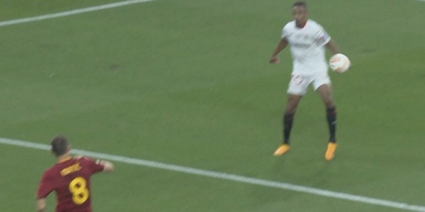 Siviglia-Roma, mano di Fernando in area: per Taylor non è rigore