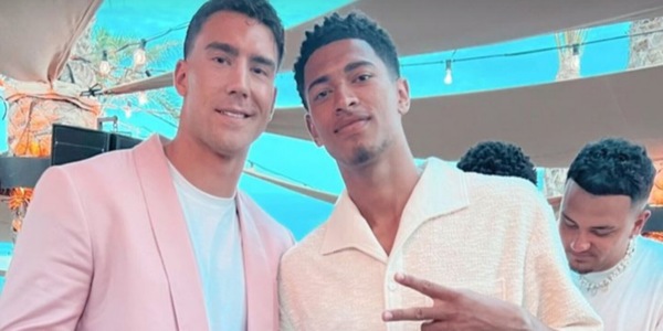Juve, Vlahovic e Bellingham insieme a Mykonos: “Mio fratello”