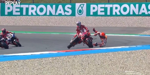 MotoGP, ancora guai per Marquez: tamponato Bastianini, cos'è successo