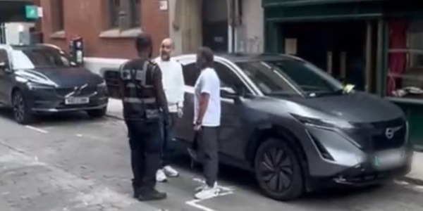 Guardiola multato, l'agente chiede un selfie: "Devi pagare..."