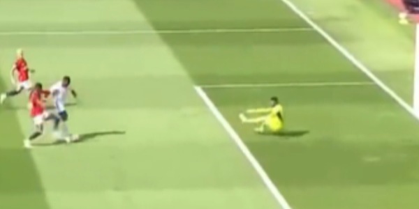 Onana, ma che fai? Awoniyi non fa la finta ma lui va giù