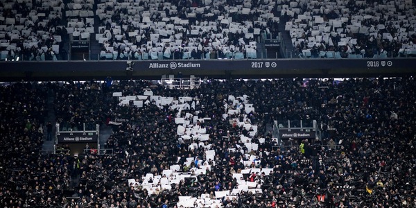 Juve, col Bologna allo Stadium 1000 bandiere bianconere e inno Anni 80