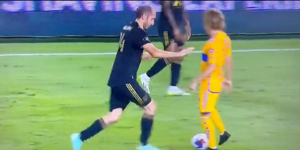 Chiellini vecchie maniere: l'avversario non rispetta la distanza e...