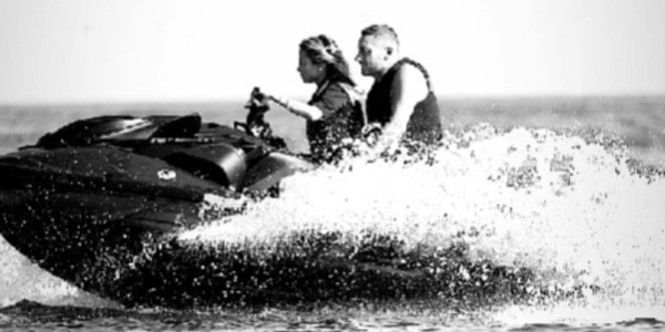 Totti e Noemi si divertono in Costa Azzurra: tra yacht e moto d'acqua