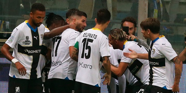 Il Parma di Pecchia vola: 2-1 al Como, gol di Man, Charpentier e Barba