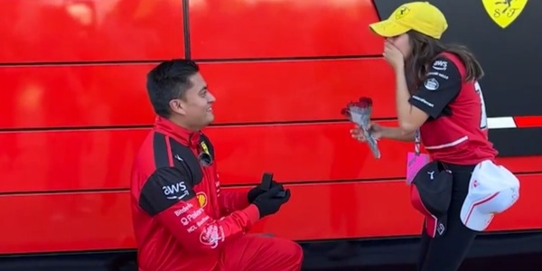 Ferrari, matrimonio in rosso: incredibile a Austin, la proposta arriva nel box
