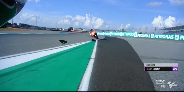 Paura in Thailandia: Marquez colpito da un pezzo della moto di Martin