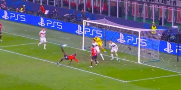 Leao in rovesciata! Ma il gesto verso i tifosi Milan dopo il gol sorprende