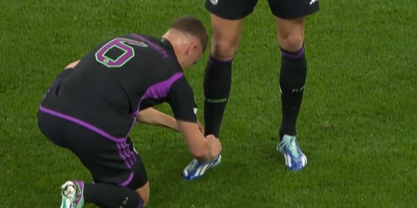 Kimmich compagno prezioso: allaccia lo scarpino a Goretzka. Il motivo
