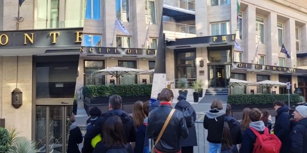 Sinner attende il suo avversario: passione e attesa dei tifosi in centro