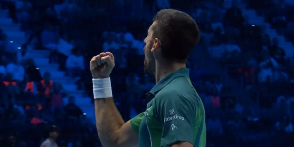 Sinner sbaglia e Djokovic esulta con enfasi: fischi dalle tribune