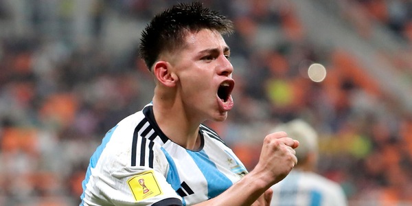"Echeverri piace a tutti: la Juve c'è. E la clausola del River Plate..."