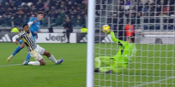 Juve-Napoli, l'episodio da Var: Szczesny-Di Lorenzo, sarebbe stato gol