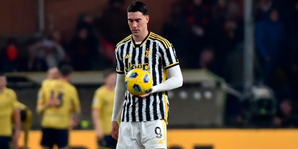 Vlahovic, dentro la crisi: il comportamento di Allegri e l’opinione Juve
