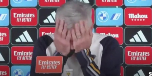 Ancelotti con le mani sulla testa: gaffe e imbarazzo in conferenza