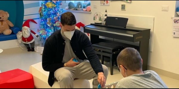 Vlahovic in visita ai bambini del Regina Margherita: "Siete la nostra forza, avete coraggio"