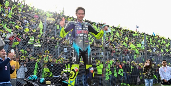 Valentino Rossi esclusivo a Le Iene: "Correrò ancora, ma con le auto! Mia figlia forse sarà Vittoria"