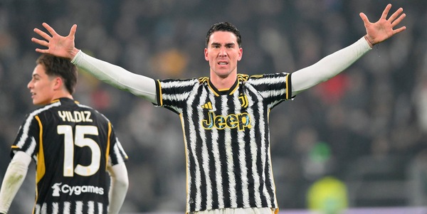 V per Vlahovic: Dusan mette le ali alla Juve. Doppietta al Sassuolo e Inter a -2