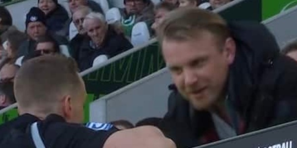 Incredibile in Bundesliga: uno spettatore diventa il 4° uomo di una partita