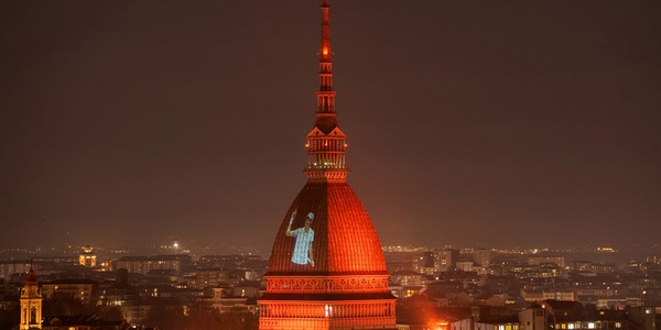 Sinner, l’omaggio di Torino: il volto di Jannik sulla Mole Antonelliana