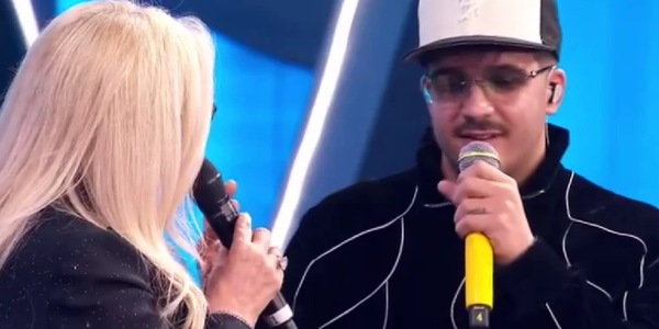 Geolier replica ai fischi e le polemiche di Sanremo. Mara Venier: "Vergognatevi"