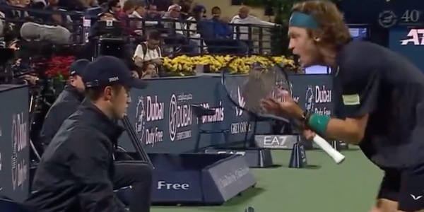Rublev è una furia, urla e insulti al giudice di linea: squalificato a Dubai