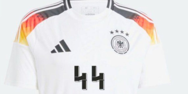 Adidas, vietata la vendita della maglia numero 44 della Germania: il motivo