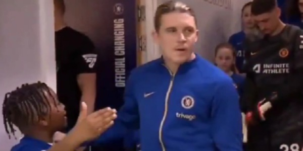 Gallagher, niente stretta di mano al bambino: i social insorgono, il Chelsea lo difende