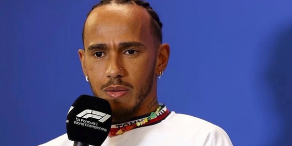 Hamilton nervoso, l’addetto stampa imbarazzato: “colpa” della Ferrari