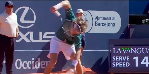 Rublev ci ricasca, attimi di follia a Barcellona: racchetta totalmente distrutta