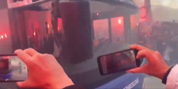 Incredibile a Barcellona: tifosi blaugrana lanciano pietre sul bus... di Xavi