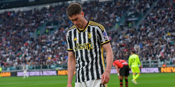 Vlahovic, bottiglietta e occhiatacce: gelo Juve, tutti i segnali di tensione