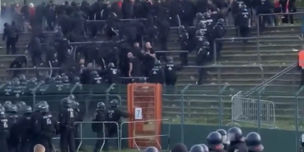 Scontri tra ultras a Berlino, 155 poliziotti feriti: “Si rischia la vita”