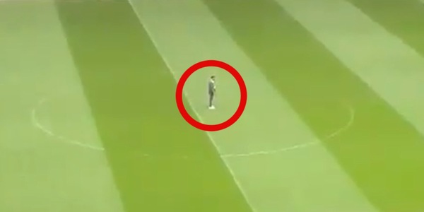 Klopp, che fai? Solo in mezzo al campo: la scoperta dei tifosi Liverpool