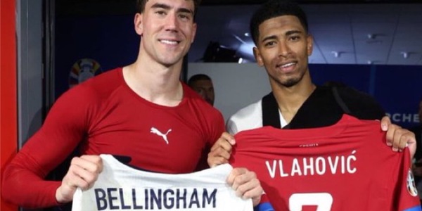 Vlahovic, colloquio e scambio di maglia con Bellingham. Poi messaggio a Motta!