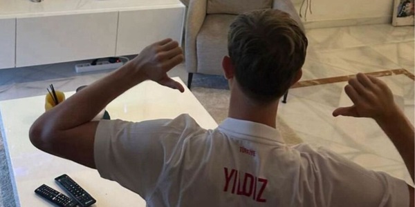 Yildiz, un tifoso speciale con la maglia della Turchia: lo avete riconosciuto?
