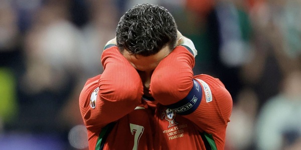 Ronaldo ridicolizzato dalla BBC, Terry: "Una vergogna". I tifosi insorgono