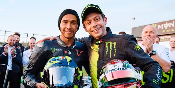 Valentino Rossi al volante della Mercedes: il video della sfida a Hamilton