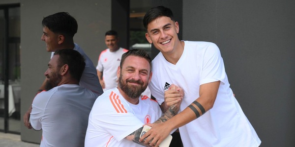 Roma, inizia il ritiro di Trigoria con De Rossi: tanti assenti, Dybala c'è
