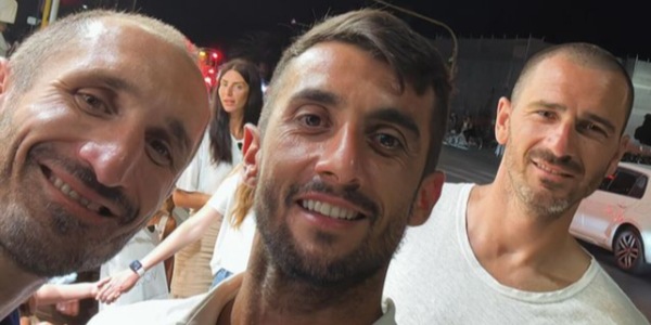 Perin "a lezione" da Chiellini e Bonucci: tifosi scatenati sui social