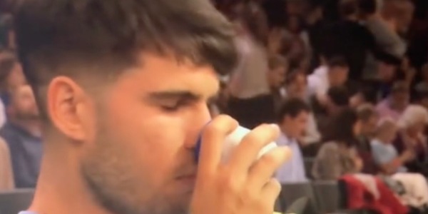 Alcaraz, che fai? Il gesto non passa inosservato: qual è la sostanza inalata