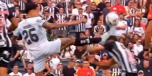 Libertadores allucinante, espulso al 1' della finale: calcio in testa all'avversario