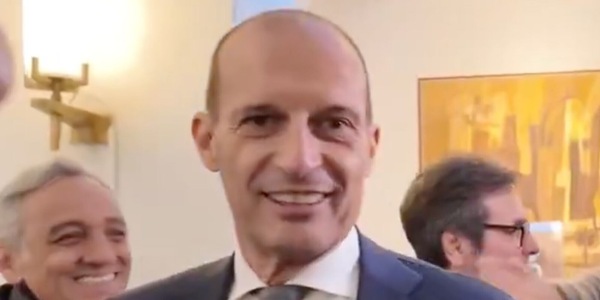 Allegri scappa dalla Premier ma l'inglese...E poi scherza: "Dov'è l'uscita?"