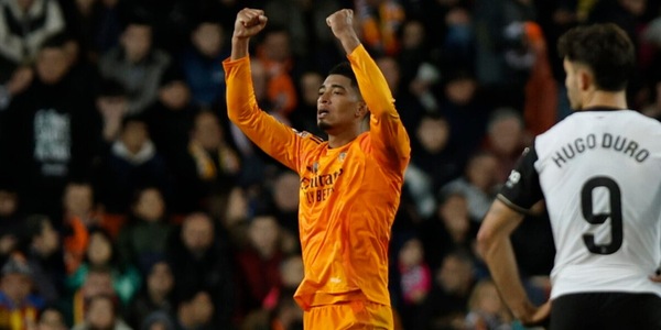 Il Real non muore mai: rimonta a Valencia, Ancelotti è primo!