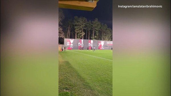 Milan, Ibra guarda l’allenamento a bordo campo