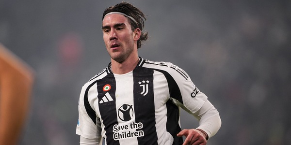 Vlahovic, ombre Arsenal e Kolo Muani: l'agente è a Torino ma la Juve...