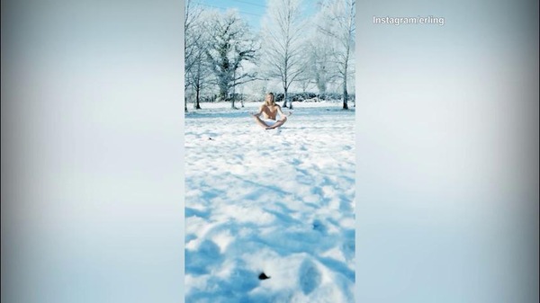 Haaland, seminudo nella neve per il rinnovo col City